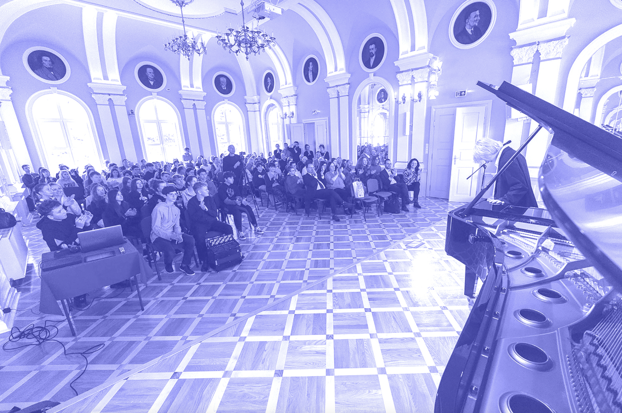 ZWIĄZAŁAM SIĘ Z KRÓLEM INSTRUMENTÓW